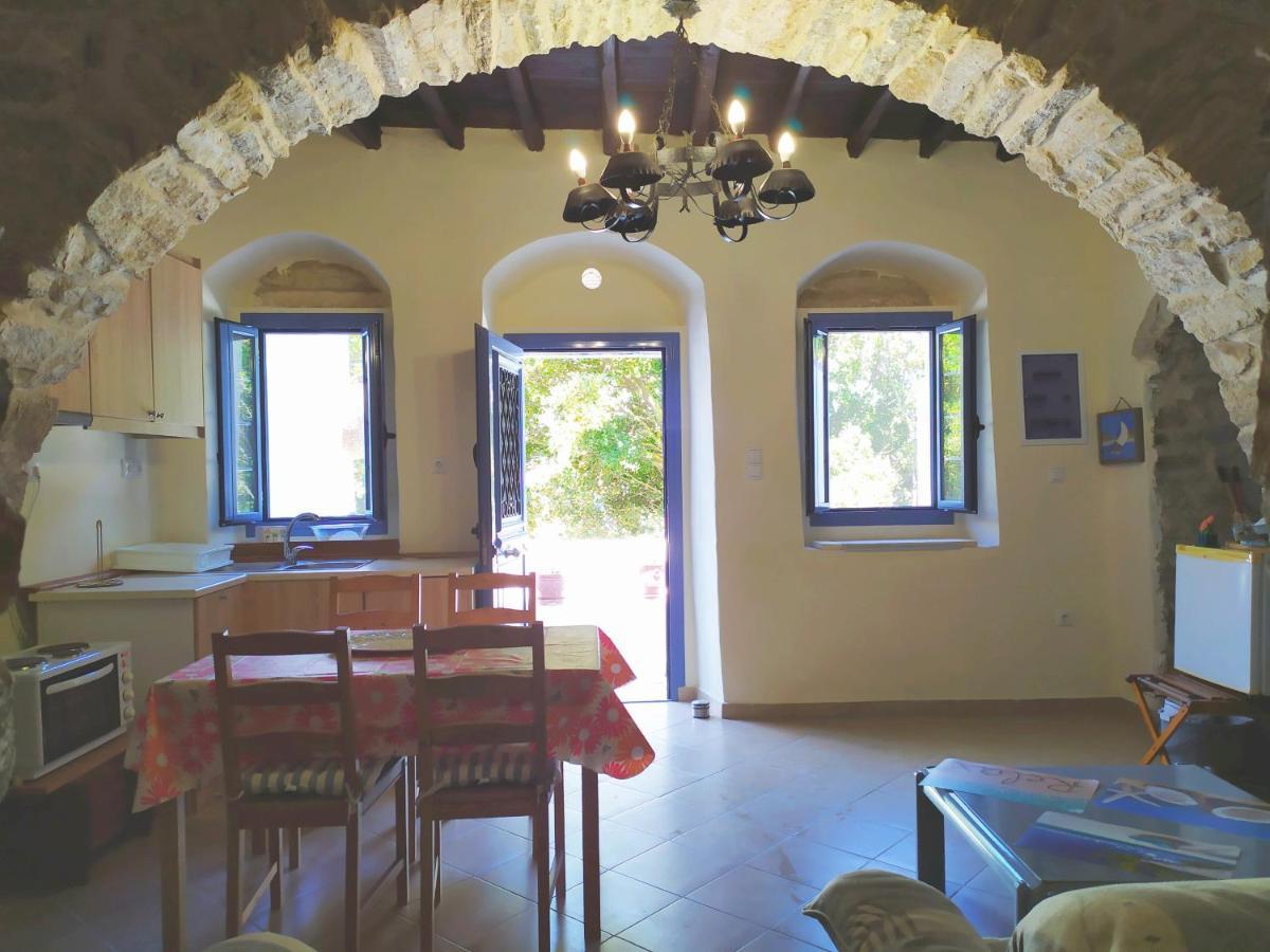 Traditional Family House, Ground Floor With Yard Koronos Bagian luar foto