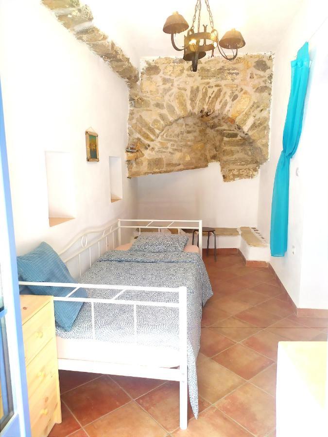 Traditional Family House, Ground Floor With Yard Koronos Bagian luar foto